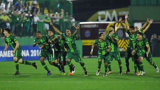 Трима футболисти са оцелели при авиокатастрофара в Колумбия