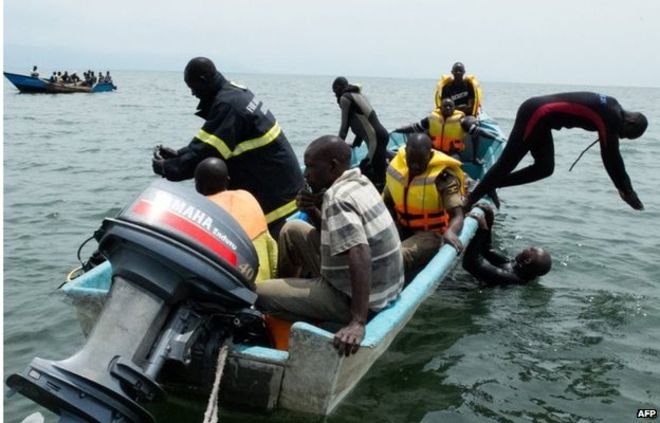 Лодка с футболен отбор се преобърна в Уганда 