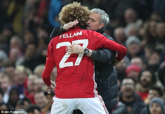 Юнайтед удължи договора си с Фелайни 