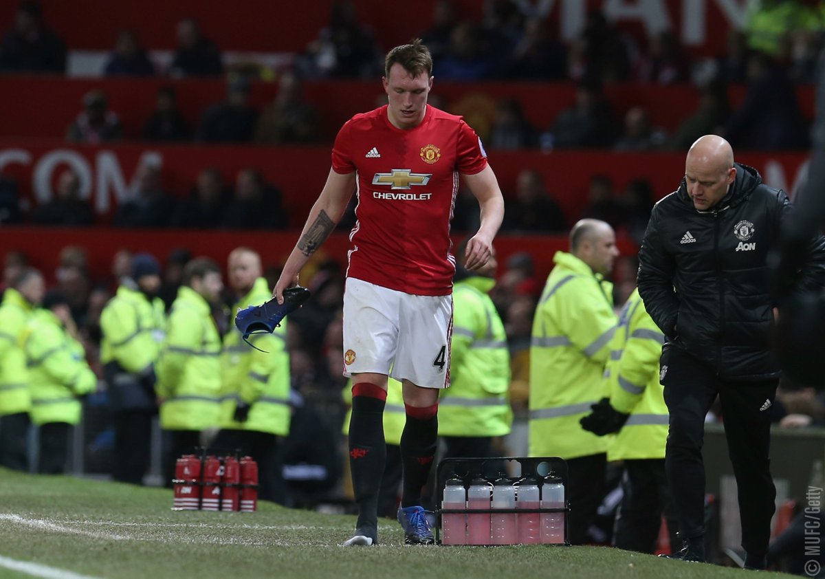 Фил Джоунс се размина с тежка травма 