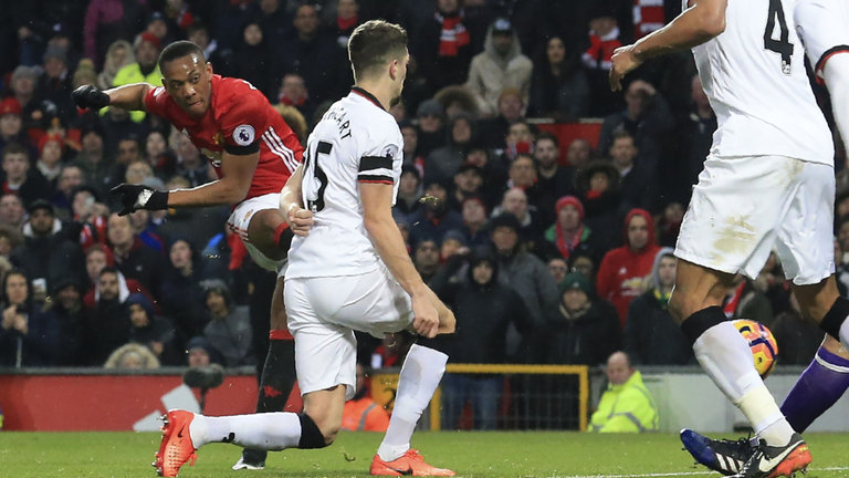 Невил: Юнайтед може да стане най-добрият отбор за Марсиал 