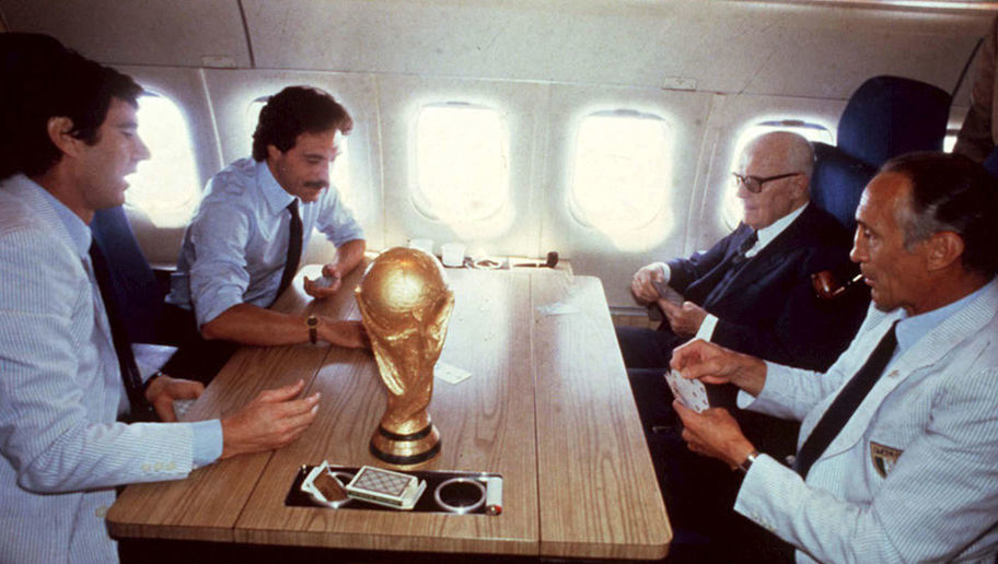 Капитанът на шампионите, Дино Дзоф и треньорът Енцо Беардзот отнасят Златения глобус в родината си през 1982г.