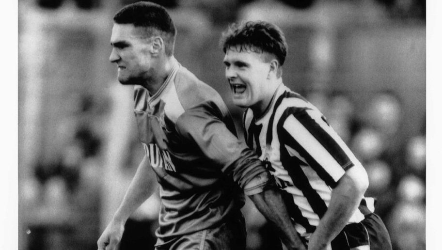 Вини Джоунс - царят на мръсната игра. Негова жертва тук е нищо неподозиращият Пол Гаскойн.