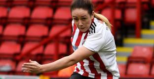 Клуб разтрогна с футболистка след наказание за расизъм
