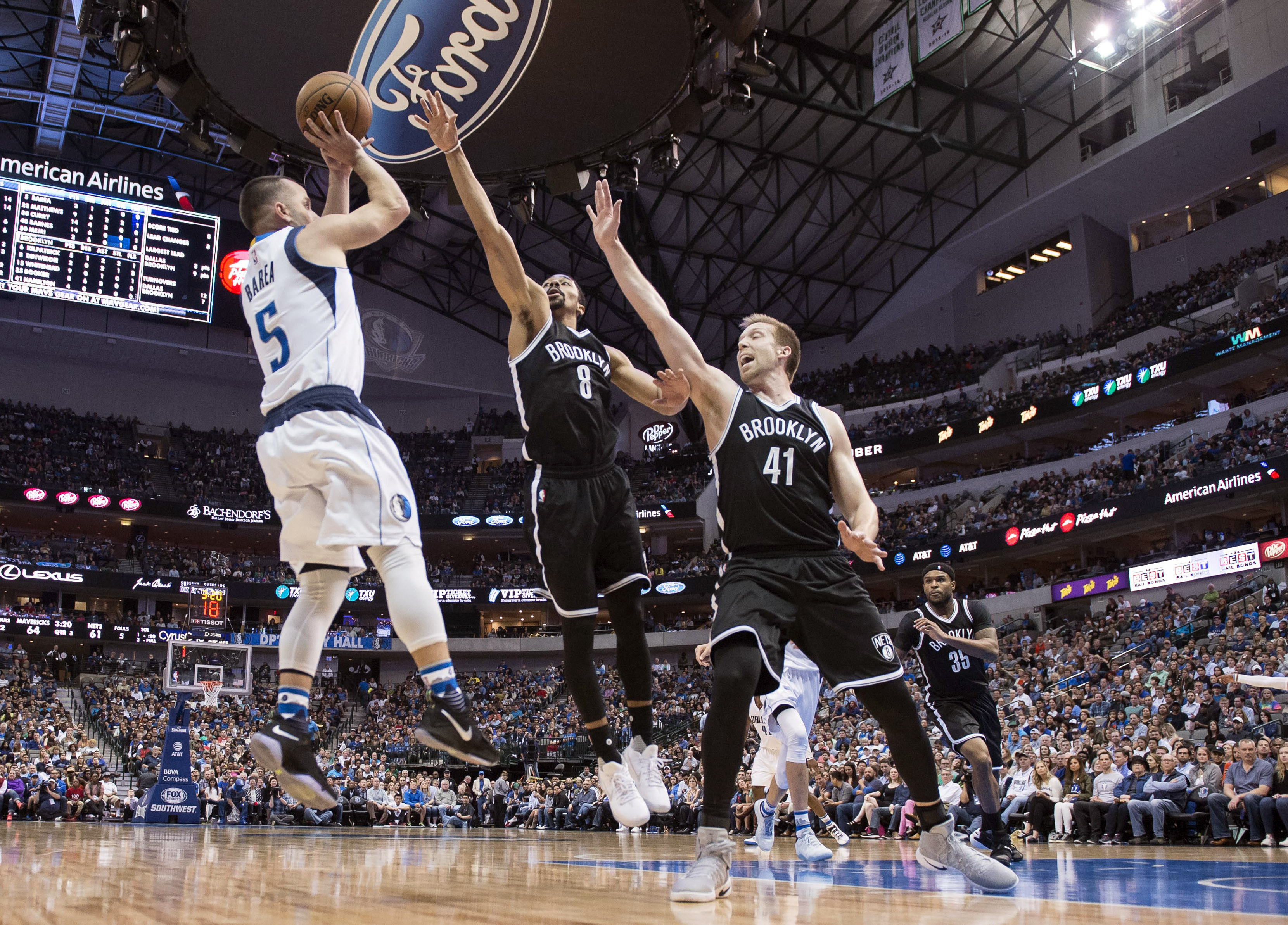 ЛеБрон и Ъруин с 80 точки срещу Лейкърс, резултатите в НБА