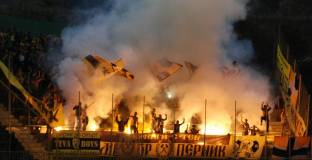 Любопитно: Ръководството на Миньор Перник подарява запалки на феновете