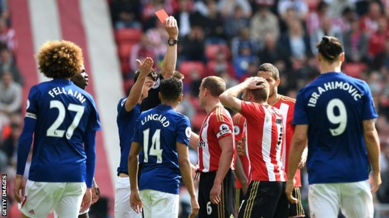 Наказаха Ларсон за картона срещу Юнайтед 