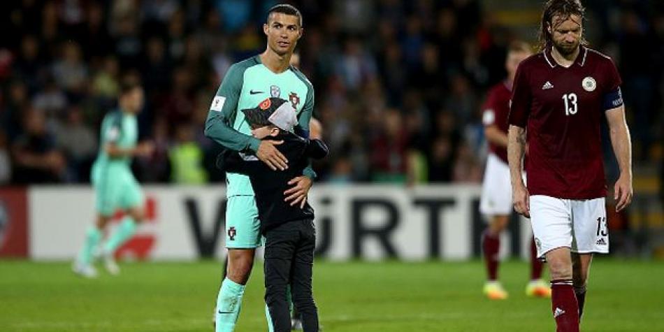 Прегръдката между момчето и Роналдо може да донесе глоба на Латвия 