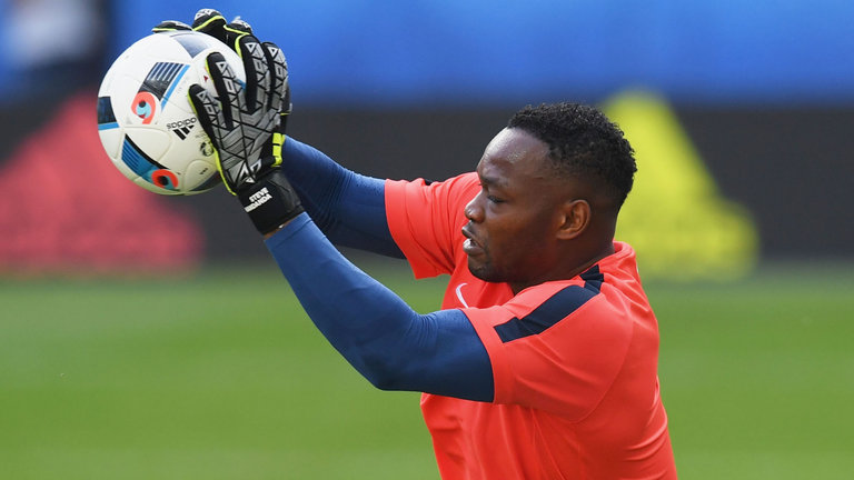 Манданда изнудва Палас 