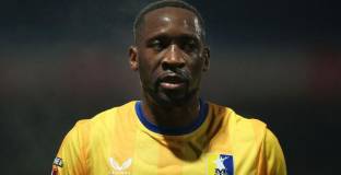 Футболист уби мъж, излежа присъдата си и се завърна в клуба си