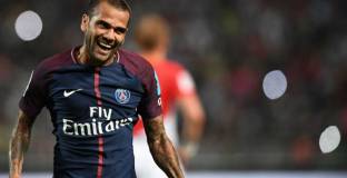 ПСЖ се договори с Дани Алвеш за удължаване на договора