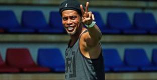 Роналдиньо вдига сватба с две съпруги 