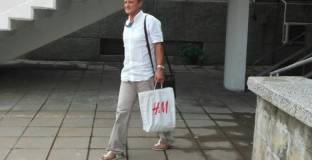 Делио Роси не си тръгва: Обикаля центъра на София по чехли