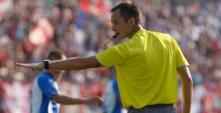 Повериха България - Кипър на рефер, който е мразен от феновете на Ботев Пловдив