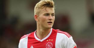 Пике разубедил Де Лигт да дойде в Барса