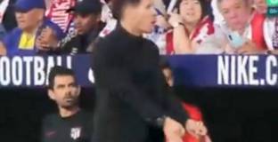 Симеоне към съдията: Имаш малки яйца