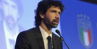 Томази: Безумие е да се говори за намаляване на заплатите	