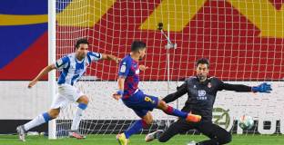 Барса изхвърли Еспаньол от елита, за да остана в борбата за титлата