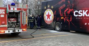 Новият автобус на ЦСКА се запали в Коматево