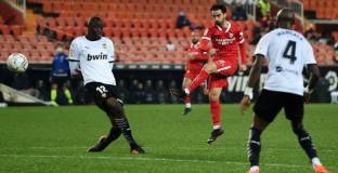 Късен гол донесе успеха на Севиля срещу Валенсия