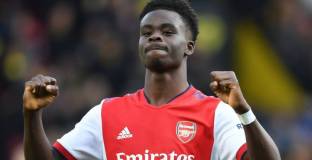  Арсенал иска да продължи със Сака