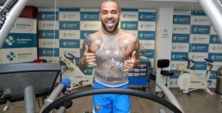 Алвеш е с най-малка заплата в Барселона 