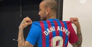 Алвеш: Това е уважение към Иниеста и Стоичков