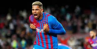 Ман Юнайтед предлага на Араухо 10 милиона на година