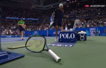  Ник Кирьос счупи ракетата си след мача с Хачанов.