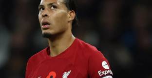 Клоп намекна, че няма да използва Ван Дайк срещу Ман Сити 