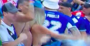 Аржентинка разголи гърдите си