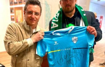  Усик подписа фланелка на Минай, чиито играчи се сбиха с футболисти на Шиник в турски хотел. 