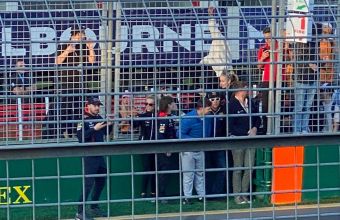 Фенове се озоваха на пистата 