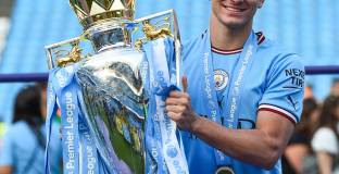 Алварес с историческо постижение