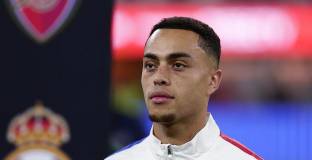 Барселона обяви преминаването на Дест в ПСВ