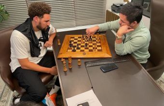 Мани Пакиао и Клей Томпсън се срещнаха и играха шах. 