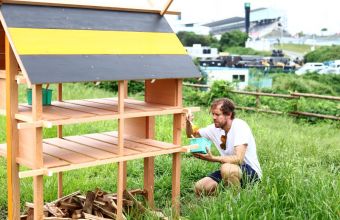 Пилотите под ръководството на Фетел построиха къщички за пчели до 