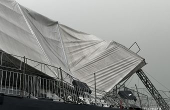  Рухна част от покрива на трибуните на пистата 