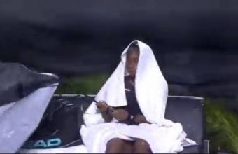 Порив на вятъра счупи чадъра, под който се намираше Гауф. 