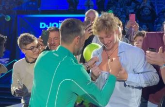  Джокович се разписа на гърдите на фен. 