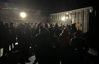 Мач от хокейната ШЛ в Швеция бе прекъснат заради пожар на арената. Хората изчакаха гасенето при -18°С.