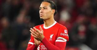 Слот ще се опита да убеждава Ван Дайк за новия договор