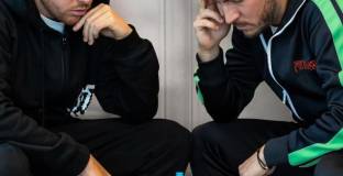 Азар игра голф и шах с бивш играч, когото ритна през 2013 година