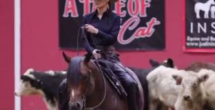 Бела Хадид показа умения за езда в стилна визия