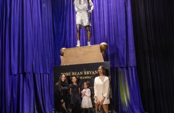 Вдовицата и дъщерите на Брайънт си направиха снимка пред статуята на Коби. 