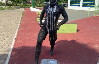 Статуята на бившия футболист Дани Алвеш в родния му град Жуазейра беше залята с бяла боя след съдебна присъда.