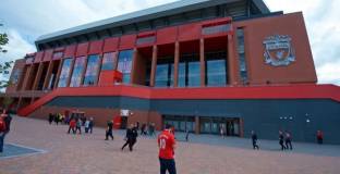 Ливърпул преговаря за най-голямата спонсорска сделка в историята