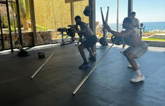 Леброн показа как протича тренировката му. Баскетболистът проведе заниманието с Майлс Лоренц Гарет от НФЛ. 