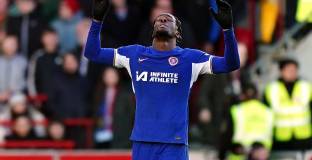 Нюкасъл обърна погледа си към Дисаси и Тапсоб