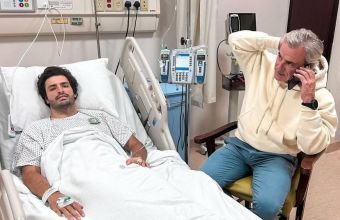 Сайнц публикува снимка с баща си от болницата.